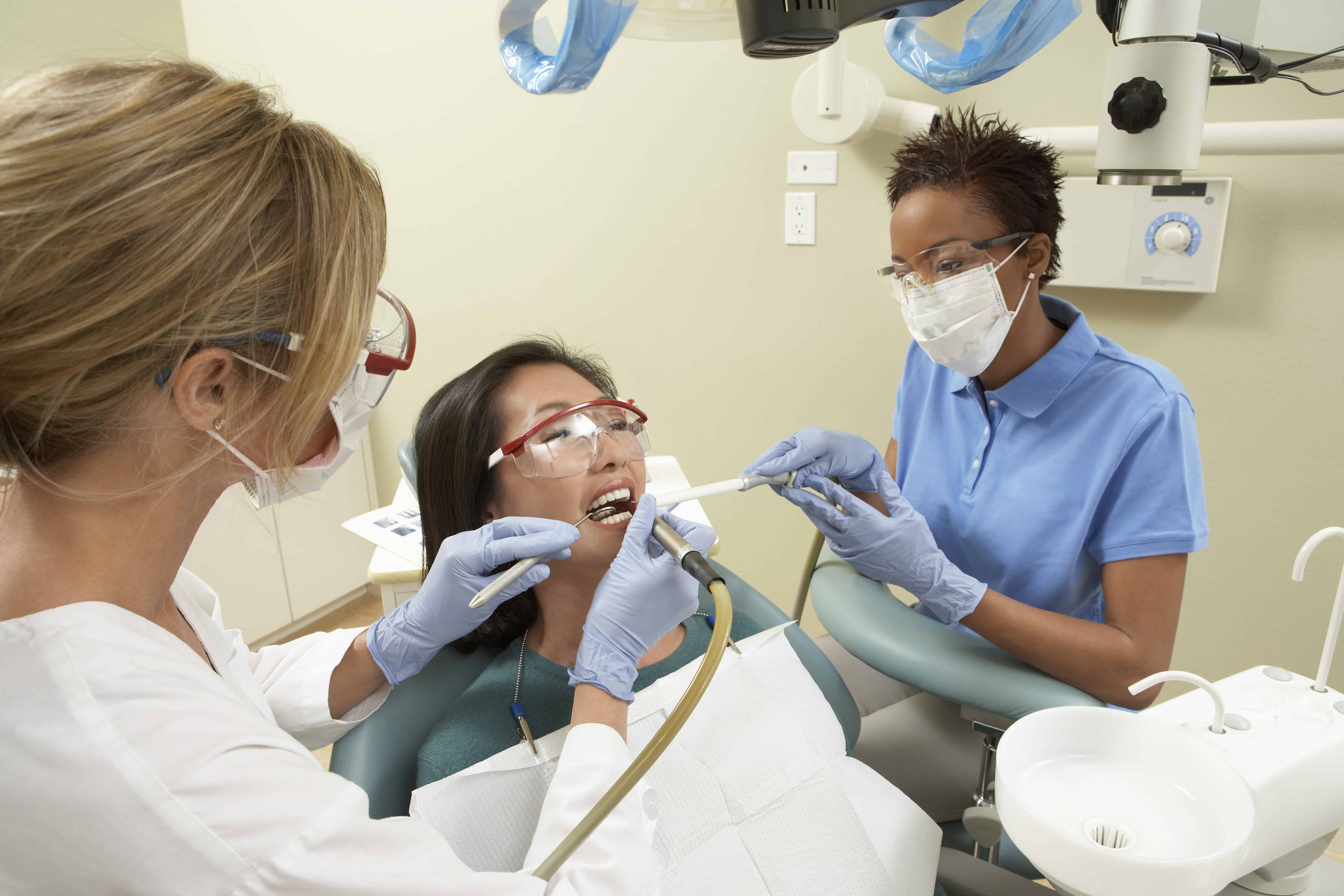 What Does a Dental Assistant Do? - Carrington.edu