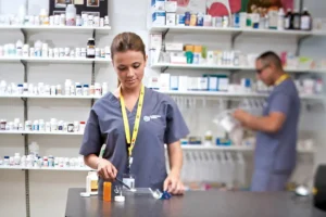 Guide to Becoming a Pharmacy Technician